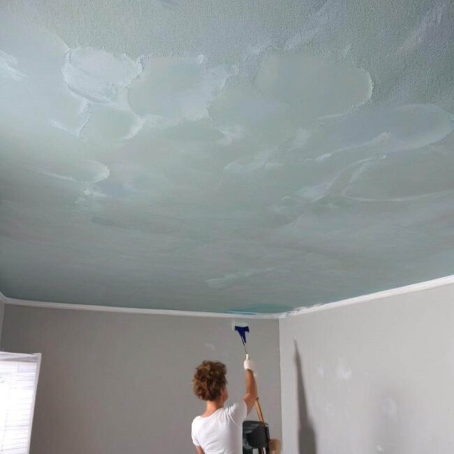 Malowanie sufitu bez śladów zacieków